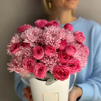 РЯБИНА ЦВЕТОЧНАЯ МАСТЕРСКАЯ Нежный букет из кустовых пионовидных роз с хризантемами