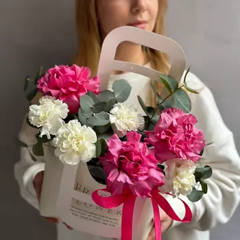 РЯБИНА ЦВЕТОЧНАЯ МАСТЕРСКАЯ Пионовидные розы с белыми диантусами