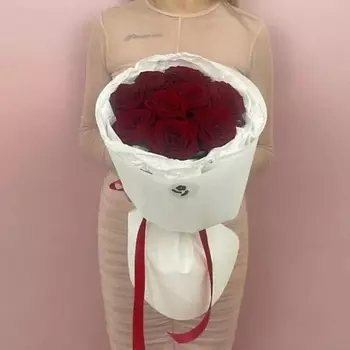 САДЫ ЛЮБВИ Монобукет Сады Любви "Рэд Наоми", 9 роз, красные