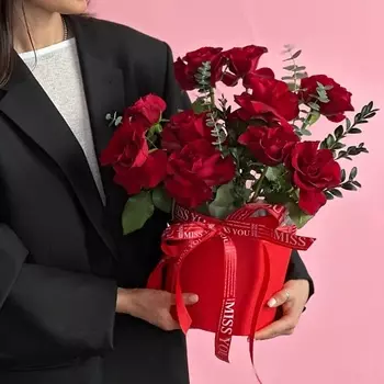 ШОПЕН Коробка с красными французскими розами