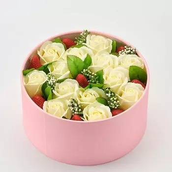 SKUINA Мыло ручной работы Цветочная композиция из роз и клубники 250.0