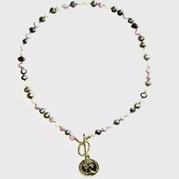 SLOMAYA Колье из разноцветного жемчуга с подвеской-монетой