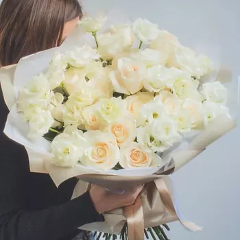 SORRYCH Белый букет из роз и эустомы