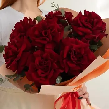 SORRYCH Букет из 7 Бордовых, французских роз с эвкалиптом