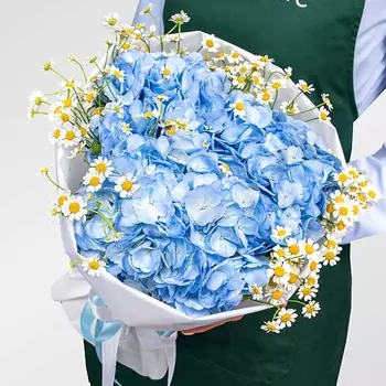 STUDIO FLORISTIC Букет из Гортензий и Ромашек «Небесный луг»