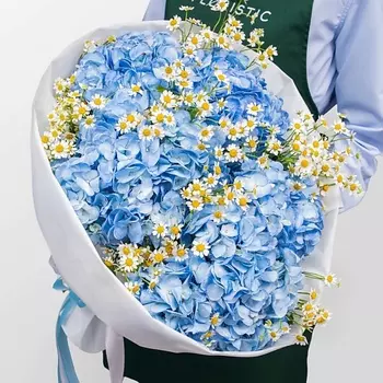 STUDIO FLORISTIC Букет из Гортензий и Ромашек «Свидание у моря»