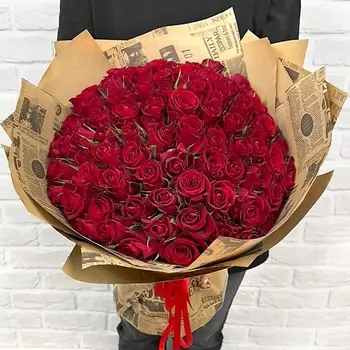 STUDIO FLORISTIC Букет из красных роз 101 шт с конфетами Raffaello