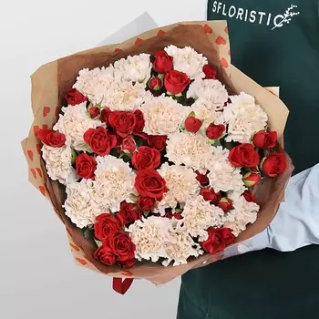 STUDIO FLORISTIC Букет из кустовых Роз и Диантуса «Трепет сердца»