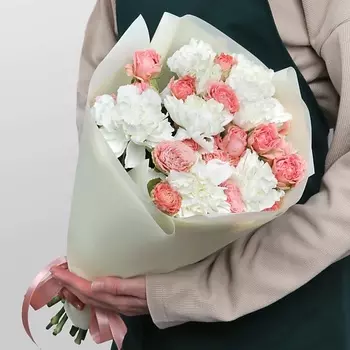 STUDIO FLORISTIC Букет из кустовых Роз и Диантуса «Нежный свет»