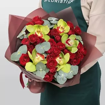STUDIO FLORISTIC Букет из кустовых Роз и Орхидей «Яркий аккорд»