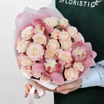 STUDIO FLORISTIC Букет из кустовых Роз и Орхидей «Нежные моменты»
