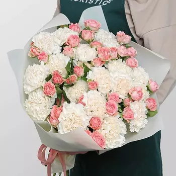 STUDIO FLORISTIC Букет из кустовых Роз и Диантуса «Светлый аромат»