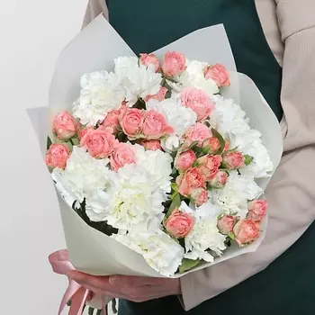 STUDIO FLORISTIC Букет из кустовых Роз и Диантуса «Белый шелк»