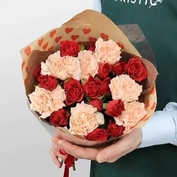 STUDIO FLORISTIC Букет из кустовых Роз и Диантуса «Гармония чувств»