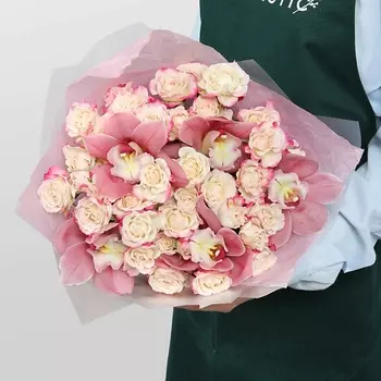 STUDIO FLORISTIC Букет из кустовых Роз и Орхидей «Шарм тропиков»