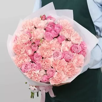 STUDIO FLORISTIC Букет из пионовидных Роз и Диантуса «Бархатное утро»