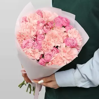 STUDIO FLORISTIC Букет из пионовидных Роз и Диантуса «Розовая нега»