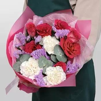 STUDIO FLORISTIC Букет из Роз и Диантуса «Секрет любви»