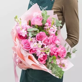 STUDIO FLORISTIC Букет из Роз и Маттиол «Розовая Красота»