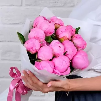 STUDIO FLORISTIC Букет из розовых пионов 13 шт «Розовая страсть»