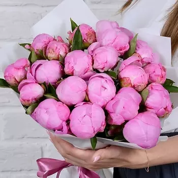 STUDIO FLORISTIC Букет из розовых пионов 19 шт «Сногшибательной»