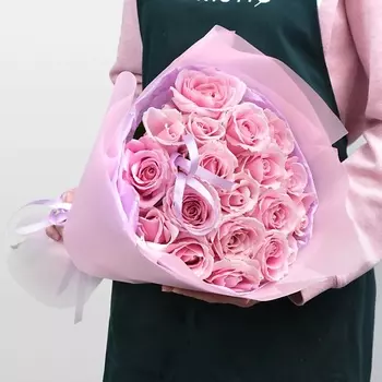 STUDIO FLORISTIC Букет из розовых Роз 60 см «Рубин»