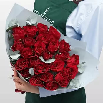 STUDIO FLORISTIC Букет красных кенийских роз с эвкалиптом «Лучшей»