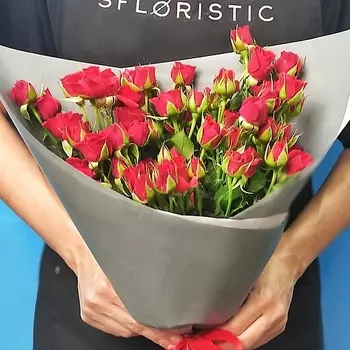 STUDIO FLORISTIC Букет красных кустовых роз 9 шт «Привлекательной»