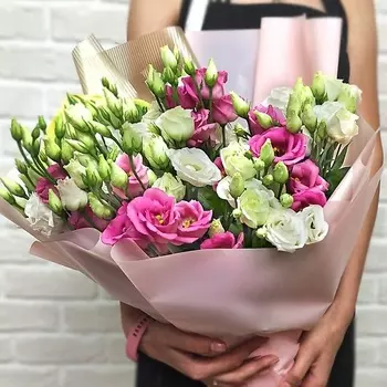 STUDIO FLORISTIC Букет микс из Эустомы и Хосты «Альтер»