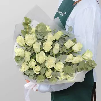 STUDIO FLORISTIC Букет Роз Кения 25 шт «Романс в розах» с эвкалиптом