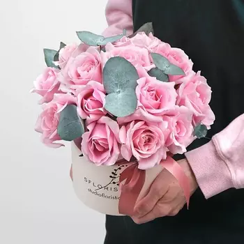 STUDIO FLORISTIC Композиция из 15 Роз с эвкалиптом «Розовое наслаждение»