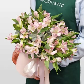 STUDIO FLORISTIC Композиция из Альстромерий в шляпной коробке «Кружево Чувств»