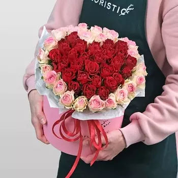 STUDIO FLORISTIC Композиция из кенийских роз Сердце «Пылкая Любовь»