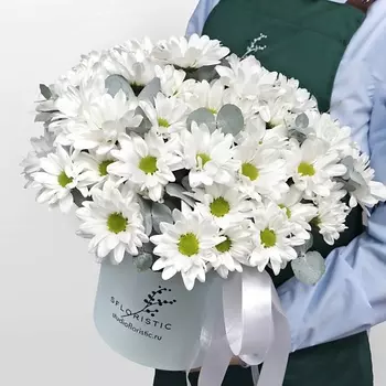 STUDIO FLORISTIC Композиция из Кустовых Хризантем в шляпной коробке «Белоснежное чудо»