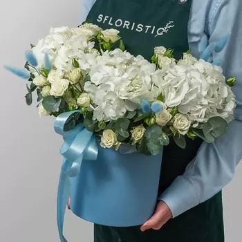 STUDIO FLORISTIC Композиция из кустовых Роз и Гортензий в шляпной коробке «Дыхание прибоя»