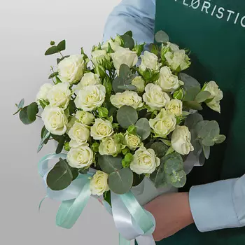 STUDIO FLORISTIC Композиция из кустовых Роз в шляпной коробке «Мягкий свет»