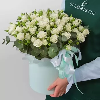 STUDIO FLORISTIC Композиция из кустовых Роз в шляпной коробке «Северная романтика»