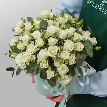 STUDIO FLORISTIC Композиция из кустовых Роз в шляпной коробке «Светлая любовь»