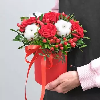 STUDIO FLORISTIC Композиция из Роз и Гиперикума «Тайная страсть»