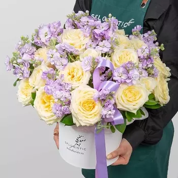 STUDIO FLORISTIC Композиция из Роз и Маттиолы «Энергия природы»