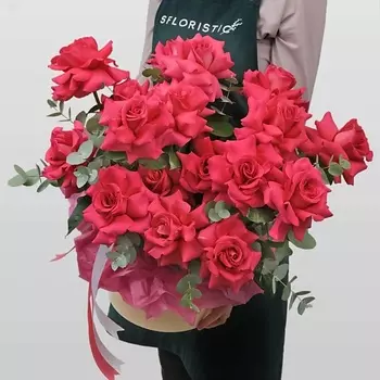 STUDIO FLORISTIC Композиция из Роз «Малиновая Ночь»