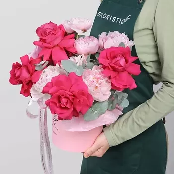STUDIO FLORISTIC Композиция из Розы Эквадор и Пионов «Грезы Амура»