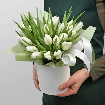 STUDIO FLORISTIC Композиция из Тюльпанов «Ангельский рассвет»