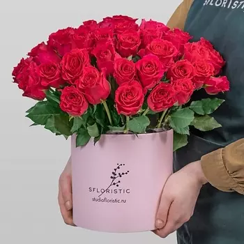 STUDIO FLORISTIC Малиновая кения 51 шт в шляпной коробке «Малиновый закат»