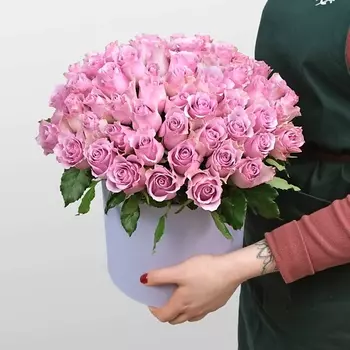 STUDIO FLORISTIC Шляпная коробка из сиреневых Роз 51 шт «Шарлотта»