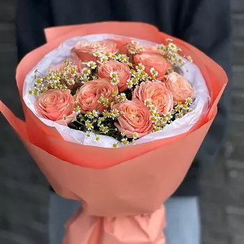 СТУДИЯ ЦВЕТОВ ЛАРИСЫ БАЛАШОВОЙ Букет из 11 персиковых роз и 4 кустовых ромашек