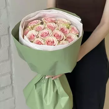 СТУДИЯ ЦВЕТОВ ЛАРИСЫ БАЛАШОВОЙ Букет из 15 нежно-розовых роз фруттето «Вечный рассвет»