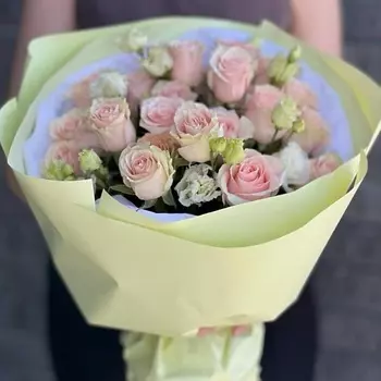 СТУДИЯ ЦВЕТОВ ЛАРИСЫ БАЛАШОВОЙ Букет из 25 нежно-розовых роз и 4 эустом