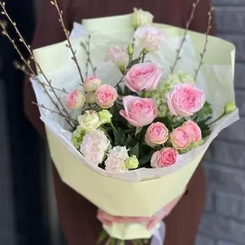 СТУДИЯ ЦВЕТОВ ЛАРИСЫ БАЛАШОВОЙ Букет из эустомы, роз и вибирнума