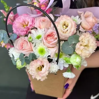 СТУДИЯ ФЛОРИСТИКИ NEZABUDKA Композиция в сумочке Нежность